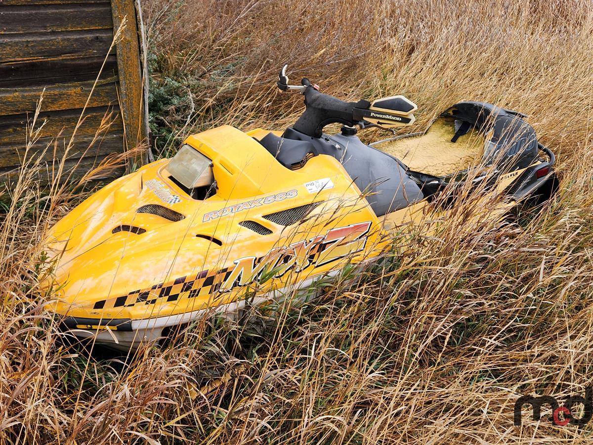 ボーヌロマネ1996 1996 Ski-Doo Rotax 583 MXZ Snowmobile (Parts Only)